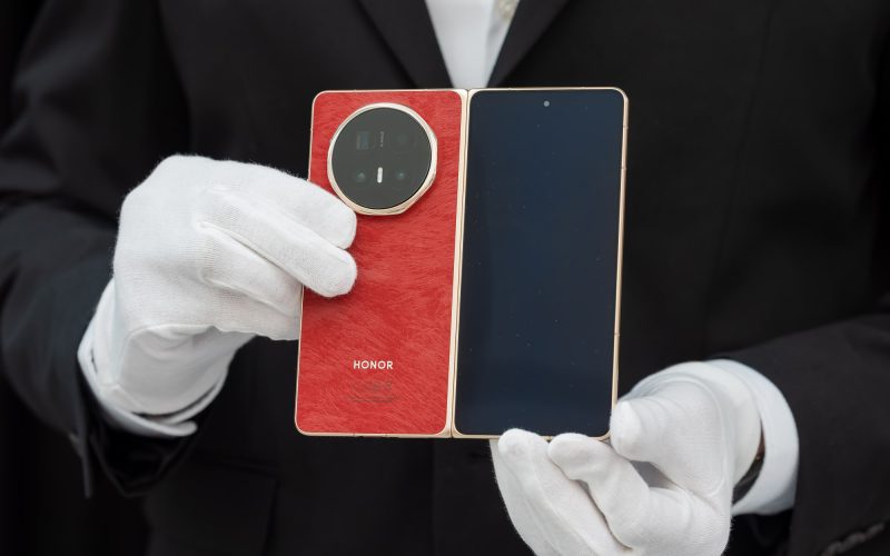HONOR lansează în România noul smartphone pliabil HONOR Magic V6