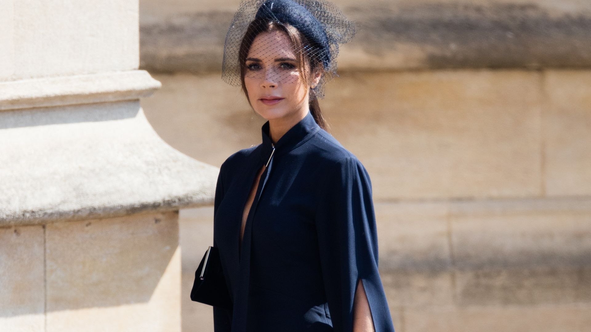 Cum a purtat Victoria Beckham minimalismul la nunta regală - Beauty & Style