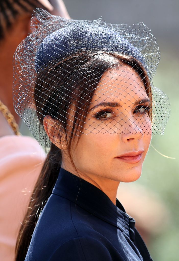 Cum a purtat Victoria Beckham minimalismul la nunta regală - Beauty & Style